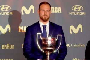 馬競門將奧布拉克領取24-25賽季薩莫拉獎，已是生涯第6次獲獎