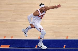 只退不防！籃網(wǎng)命中三分仍被哈特追身打成2+1 籃網(wǎng)喊停