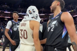 老隊友！李凱爾賽后與庫里、追夢、小佩頓擁抱互動