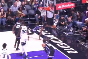 漫畫式英雄救球！蒙克貼地飛行后單手撐地救球成功！