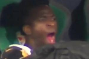 馬卡報：維尼修斯被拍到在替補席打哈欠，是困了還是漠不關(guān)心？