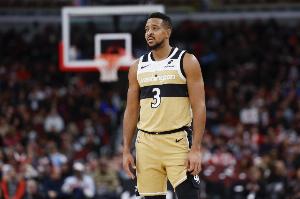 還在進(jìn)！麥科勒姆連續(xù)胯下迎著防守再中三分球