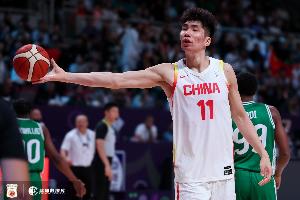 郭士強：考慮到前段時間余嘉豪來回奔波 這次世預(yù)賽就不用回來了