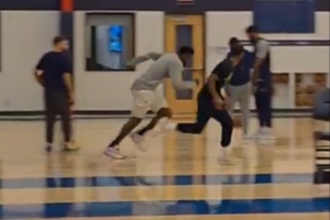 為逐漸解除上場時間限制 錫安今天訓(xùn)練結(jié)束后加練沖刺跑拉體能