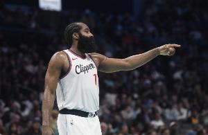 外線開(kāi)炮！哈登側(cè)翼三分穿針 快船壓哨反超湖人