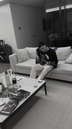 多才多藝！馬斯坦托諾社媒發(fā)視頻，彈吉他悼念馬拉多納