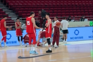 周琦張鎮(zhèn)麟訓(xùn)練后留在場上商討技戰(zhàn)術(shù)