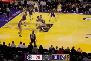 候個(gè)正著！東契奇底線埋伏 補(bǔ)防帽掉了哈登的上籃