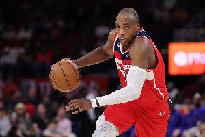 化身組織核心！米德?tīng)栴D半場(chǎng)9助攻 5中1拿到4分4籃板1搶斷