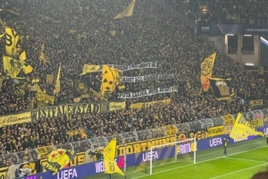 多特球迷拉橫幅聲援黃潛球迷：反對(duì)西甲海外賽，去他媽的西甲