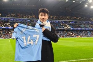 城里人！趙心童現(xiàn)場(chǎng)觀賽曼城歐冠比賽，獲贈(zèng)號(hào)碼147球衣