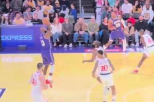 老虎發(fā)威！詹姆斯籃下打哈登 弧頂反擊三分再射哈登 連得5分！