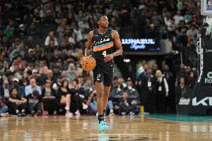 米奇：?？怂故菢O具沖擊力的后衛(wèi) 串聯(lián)隊(duì)友做得很棒防守也有進(jìn)步