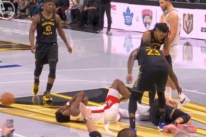 裁判改判防守犯規(guī)！阿門撞倒庫里 二人雙雙倒地 阿門痛苦掩面