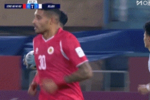 干啥呢？對手門將準備快發(fā)，曹永競上腳撩了一下吃到黃牌！