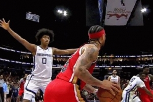 老六底線球試圖發(fā)給籃下錫安 被小文斯·威廉姆斯一巴掌拍出