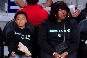 生活大于籃球！昨日洛城德比哈登帶著6歲兒子和母親現(xiàn)場(chǎng)看球