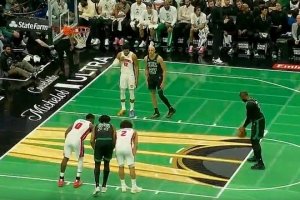 揚(yáng)眉吐氣！杰倫·布朗單打哈里斯 強(qiáng)攻籃下拋投高打板涮進(jìn)2+1！