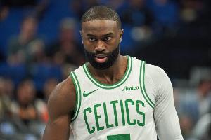 支楞起來(lái)！杰倫·布朗首節(jié)8中1&次節(jié)回暖9中5得12分 上半場(chǎng)砍19分