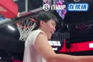 今天有機(jī)會(huì)嗎？楊瀚森賽前空接暴扣 和很多人都有說(shuō)有笑關(guān)系融洽