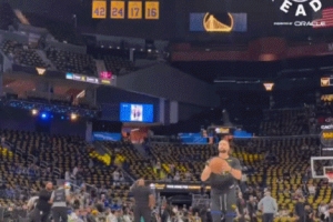 真·小學(xué)生！庫(kù)里賽前熱身大秀空接背扣 落地后不忘耍帥慶祝