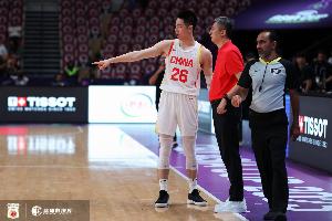 防守還湊合！朱俊龍半場(chǎng)2中0未得分拿到1板1助2斷 正負(fù)值-7