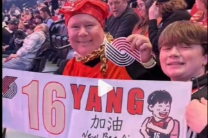 外國(guó)球迷：喜歡楊瀚森的個(gè)性 我給開(kāi)拓者寫(xiě)信讓他們給小楊上場(chǎng)！