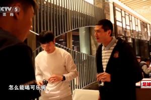自律！邵佳一在飯桌旁告誡西海岸球員：職業(yè)球員怎么能喝可樂呢？