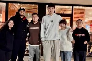 首次正式同框？楊瀚森攜女友與凱爾登賽后合影！