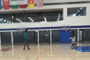 感恩節(jié)也沒閑著！埃奇庫姆社媒直播在球館訓(xùn)練