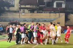 為何上頭染紅？國安沖突另一視角：王剛先遭對手推搡，曹永競出頭