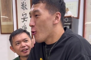 這小表情！杜潤旺按摩治療拉傷：怎么到我這成了綜藝節(jié)目了