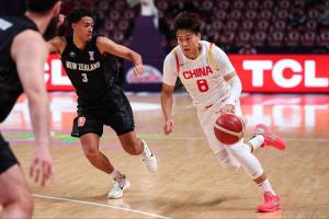 直播吧：中國(guó)男籃帶13人前往韓國(guó)備戰(zhàn)世預(yù)賽 之前12人＋趙睿