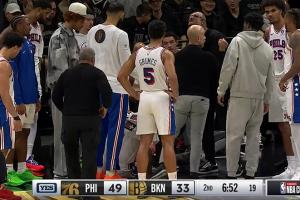 別?。∏f神落地時無對抗倒地 隊友圍成一圈將他攙扶離場