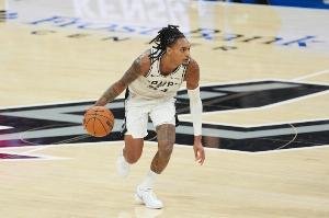 哇塞，真準(zhǔn)！瓦塞爾追身三分再進(jìn) 馬刺打出8-0再次反超！