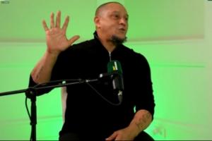 卡洛斯談首次對陣梅西：他太快了，我想拽他球衣反倒扭歪了手指