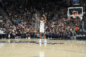 不準(zhǔn)但能組織！?？怂?9中6得15分1板1斷1帽 12助攻串聯(lián)全隊(duì)