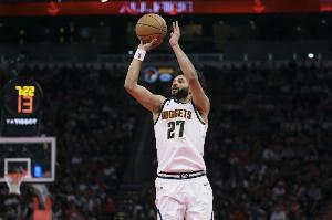 不如不挑！穆雷拉桿上籃被犯規(guī) 太陽挑戰(zhàn)成功改換成布克犯規(guī)