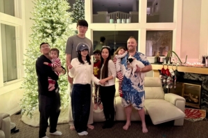 吃火雞！楊瀚森與女友、翻譯一同前往當(dāng)?shù)厝A人家中過感恩節(jié)