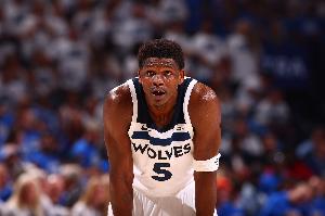 確實冤！愛德華茲強攻被打手遭裁判無視 抱怨還被吹技犯