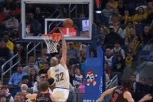 關(guān)鍵改判！吉迪上籃造赫夫大帽吹干擾球 裁判回看后取消干擾球