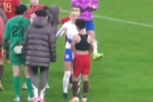 場外是朋友！張琳艷賽后和英格蘭女足球員凱莉現場交換球衣