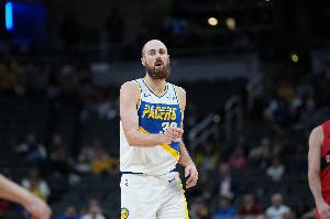 限制武切維奇！赫夫4記三分拿下14分8板2助4帽