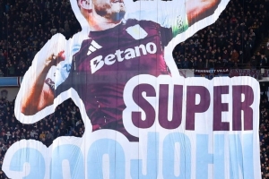 維拉隊(duì)長(zhǎng)麥金迎球隊(duì)300次出場(chǎng)里程碑，主場(chǎng)球迷制作巨幅TIFO祝賀