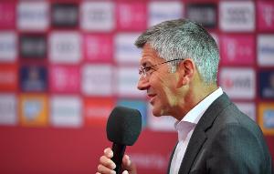 拜仁球迷打橫幅反對廢除“50+1”！海納：希望各隊能有權自行決定