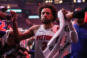 曾令旭：康寧漢姆節(jié)奏不像東契奇 又不是很有爆發(fā)力 但充滿(mǎn)壓迫感