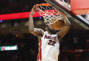 15中10砍下31分6板！斯波：維金斯針對(duì)侵略性防守及時(shí)做出了調(diào)整