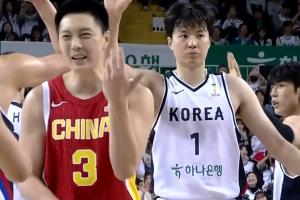 胡明軒被造三分犯規(guī)&向裁判抱怨：是他打我的手！