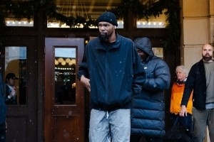 火箭眾將入場穿搭：杜蘭特依舊氣質冷帽 杰夫·格林利落夾克造型