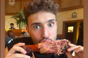 火箭官方曬申京吃火雞照片嘲諷爵士！申京INS轉發(fā)